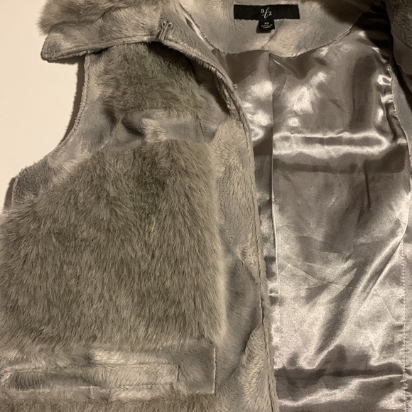 RLZ Gray Faux Fur Vest Size XS, Two Front Pockets. Hook Closure- Like New. - Picture 12 of 12